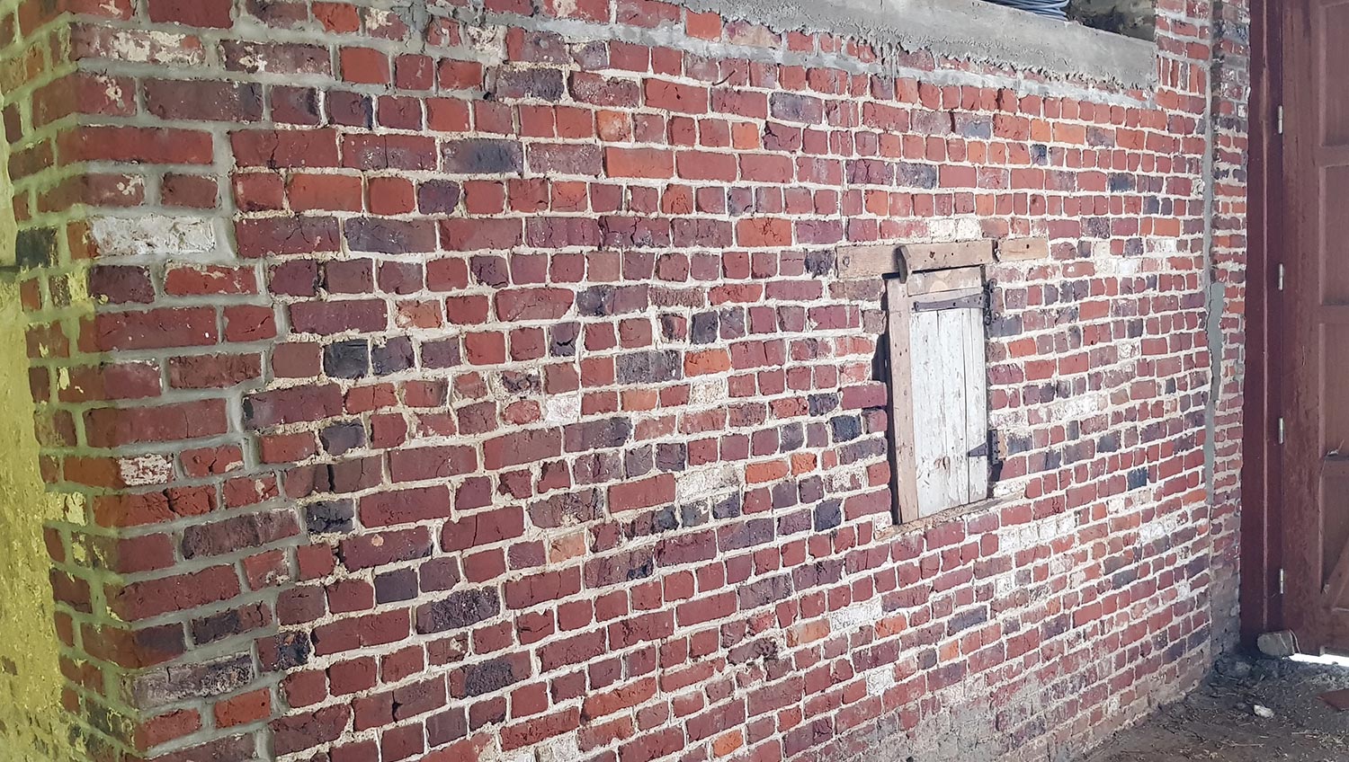 Nettoyage de mur en briques en intérieur